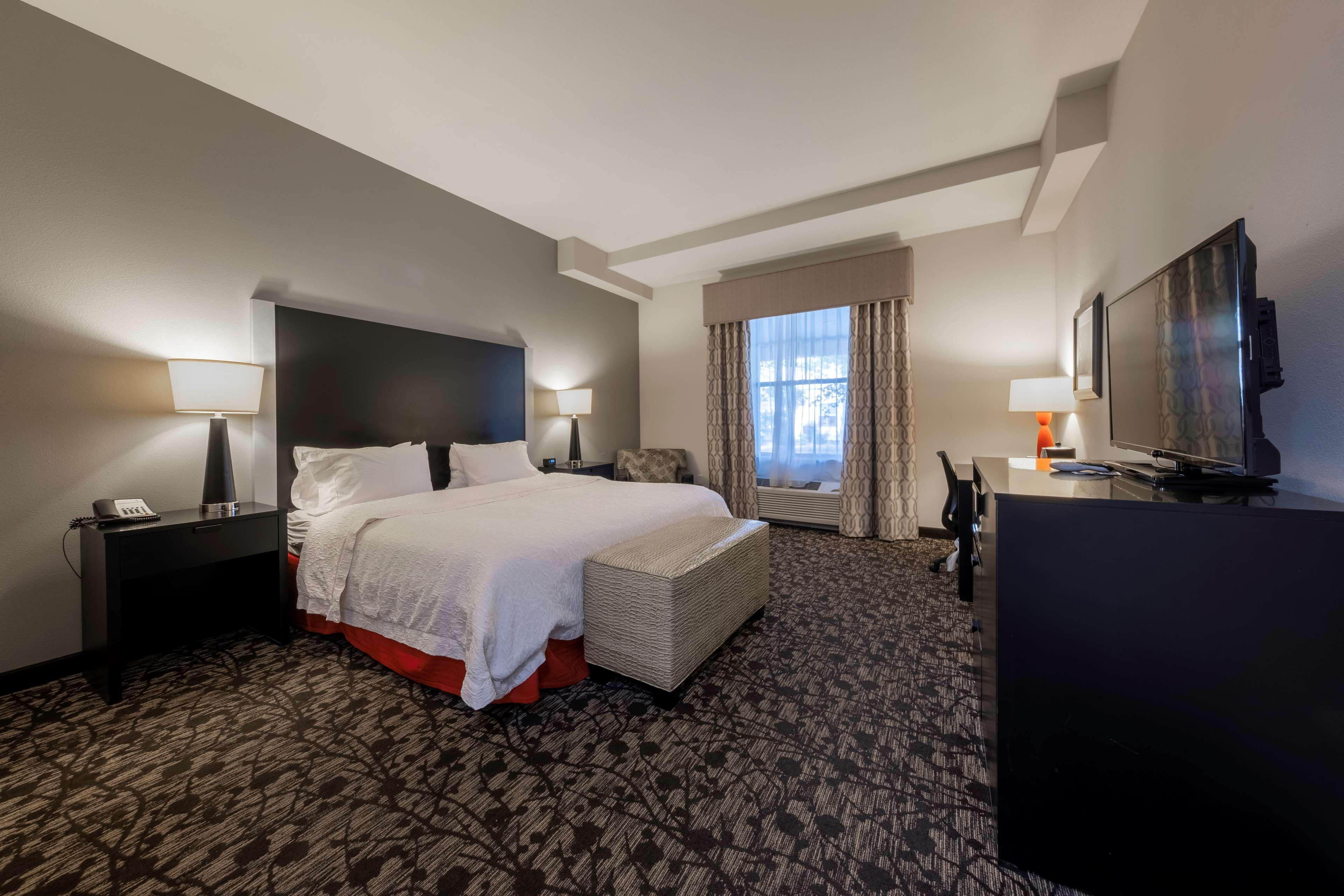 Hampton Inn & Suites Дюпон Экстерьер фото