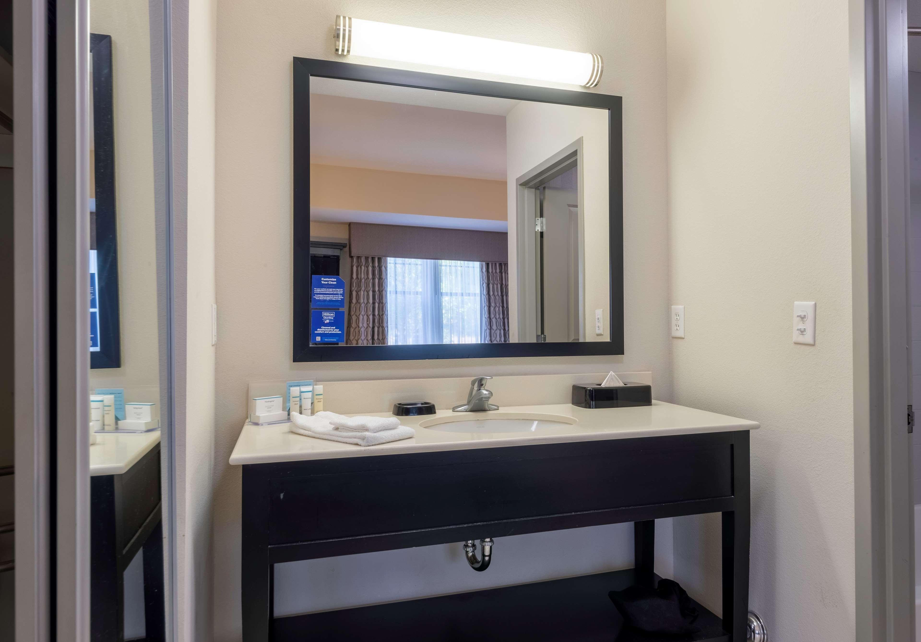 Hampton Inn & Suites Дюпон Экстерьер фото