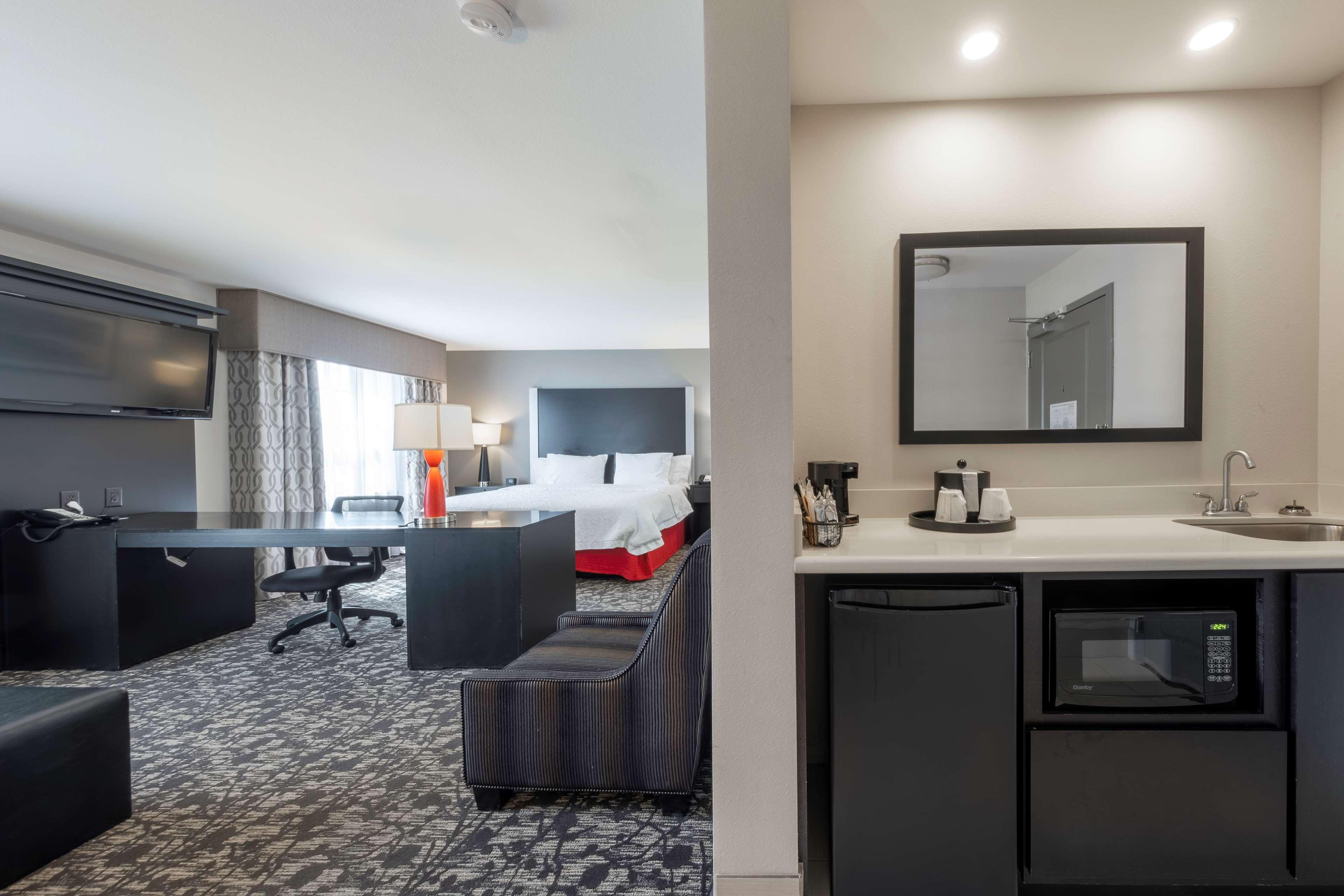 Hampton Inn & Suites Дюпон Экстерьер фото